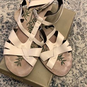 Gently used women’s easy spirit sandal
